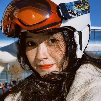 戴脚镣的女孩